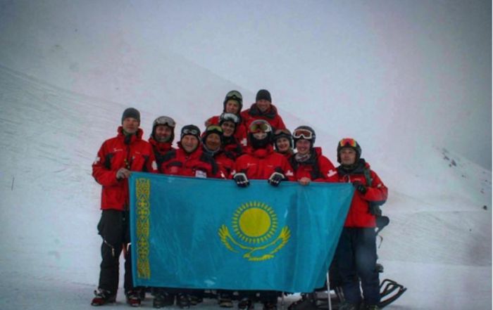 Одноногий парень спасает туристов на горнолыжном курорте Казахстана (7 фото)