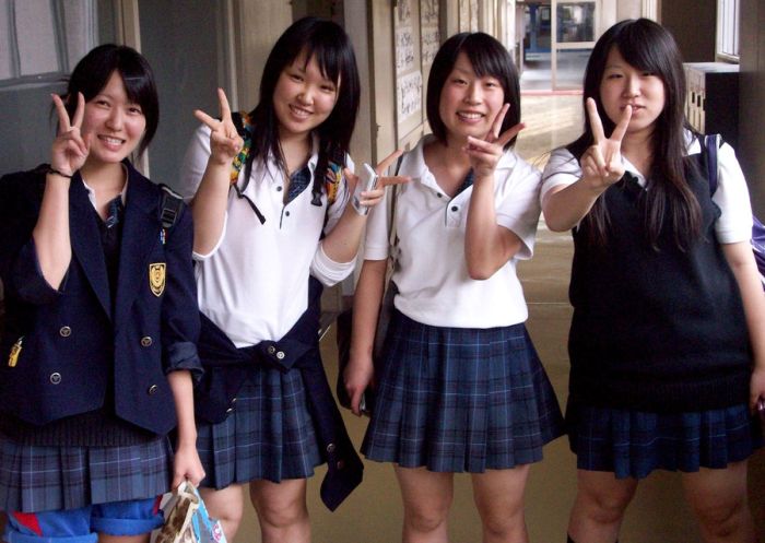Зачем в Японии школьниц проверяют на наличие нижнего белья (2 фото + текст)