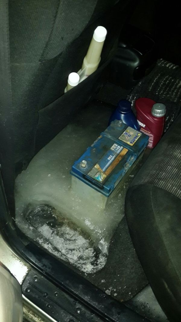 Саратовские коммунальщики вморозили автомобиль в лед (6 фото)
