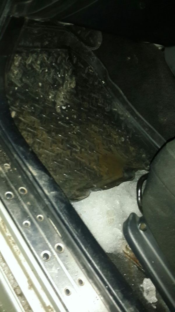 Саратовские коммунальщики вморозили автомобиль в лед (6 фото)