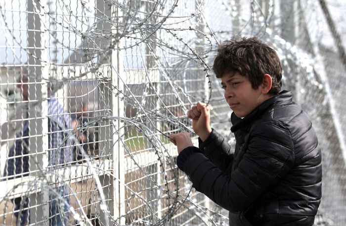 Македония оградилась от Греции 30-километровым двойным забором (25 фото)