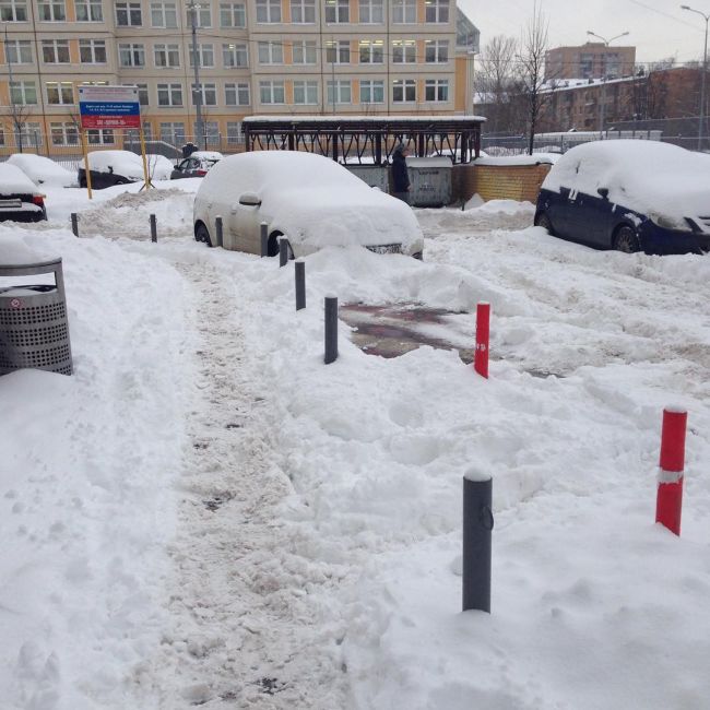 Сильный снегопад частично парализовал движение в Москве (13 фото)