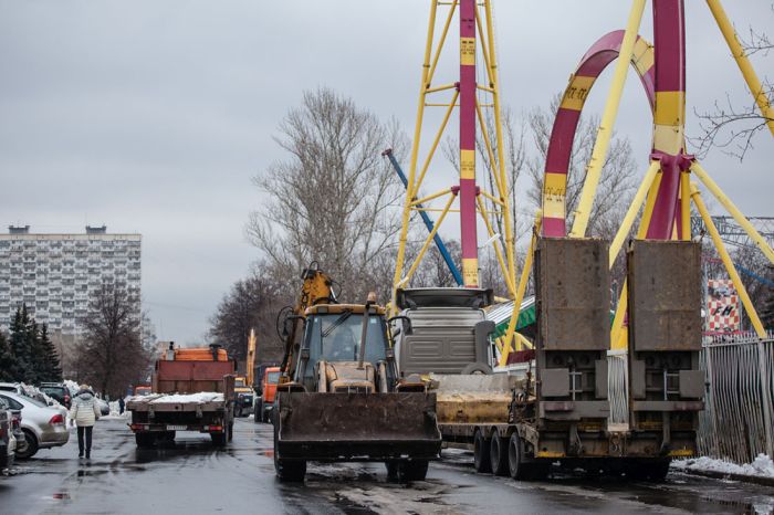 В Москве на ВДНХ сносят знаменитое 73-метровое колесо обозрения (11 фото)