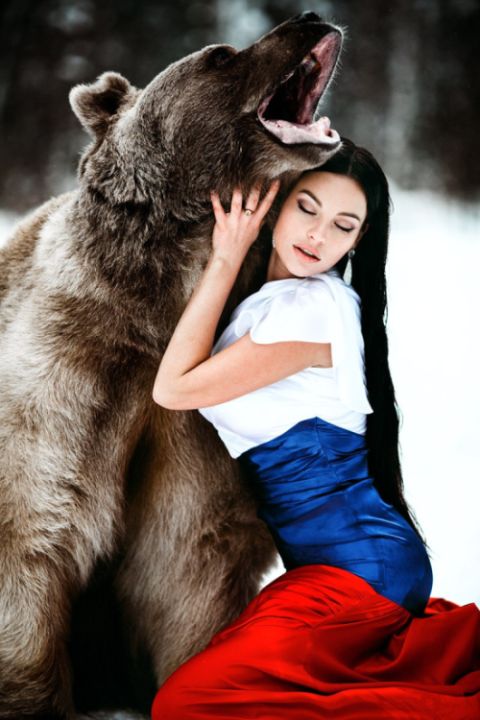 Новая фотосессия с девушкой и медведем (7 фото)