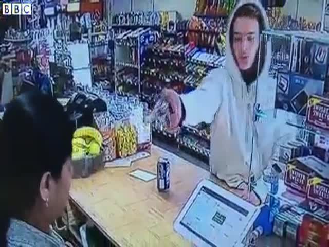 Продавщица предотвратила ограбление