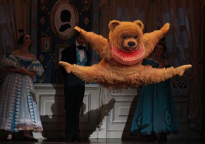 Танцующий медведь из бостонской постановки балета «Щелкунчик» (6 фото)