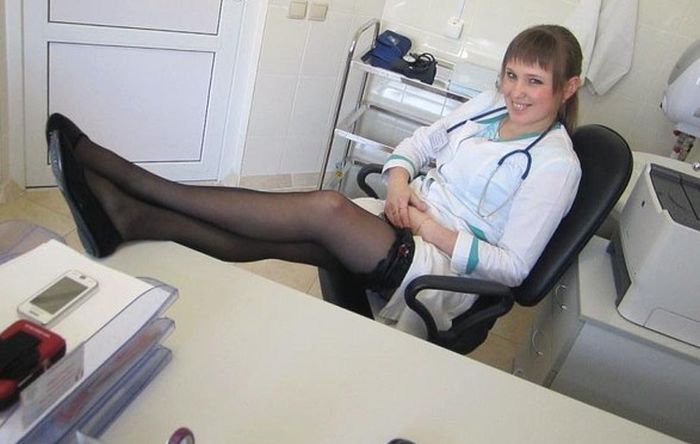 Медсестра в черных колготках