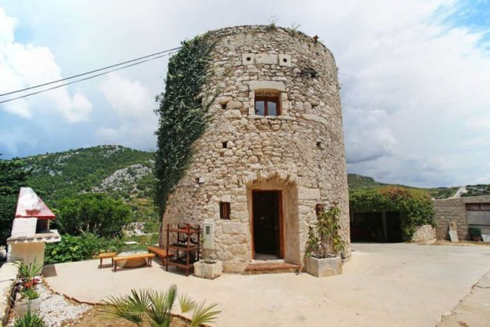 Старинную мельницу на хорватском острове превратили в домик для туристов (25 фото)