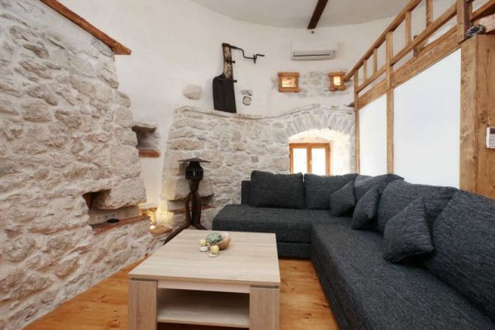 Старинную мельницу на хорватском острове превратили в домик для туристов (25 фото)