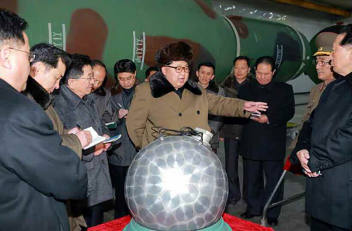 В сети появились фото Ким Чен Ына у макета ядерной боеголовки (3 фото)