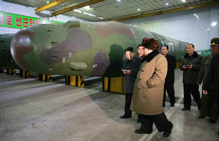 В сети появились фото Ким Чен Ына у макета ядерной боеголовки (3 фото)