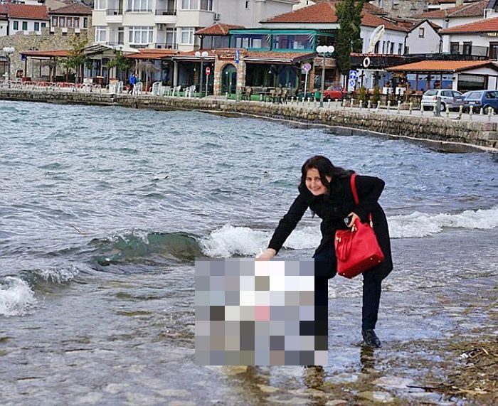 В Македонии туристка насмерть замучила лебедя ради фотосесси (3 фото)