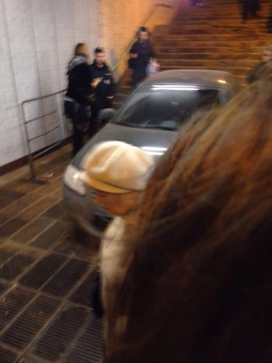 В Москве автомобиль скатился в подземный переход метро «Профсоюзная» (5 фото)