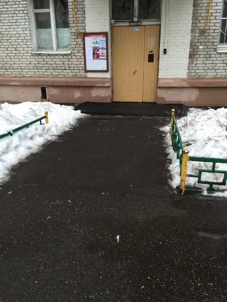 Московские чиновники «установили» исчезнувшую урну в фотошопе (2 фото)