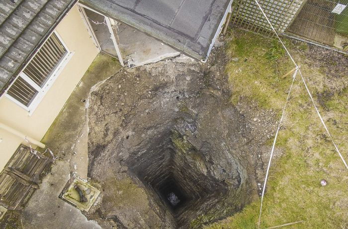 В Великобритании на территории одного из домов образовался 90-метровый провал (5 фото + видео)