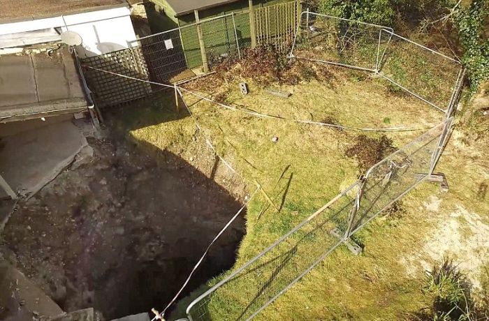 В Великобритании на территории одного из домов образовался 90-метровый провал (5 фото + видео)