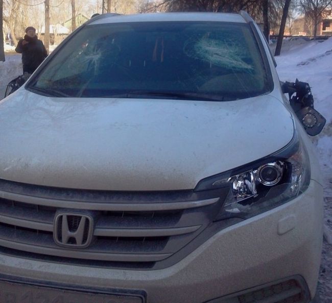 В Екатеринбурге за парковку на тротуаре повредили автомобиль (3 фото)