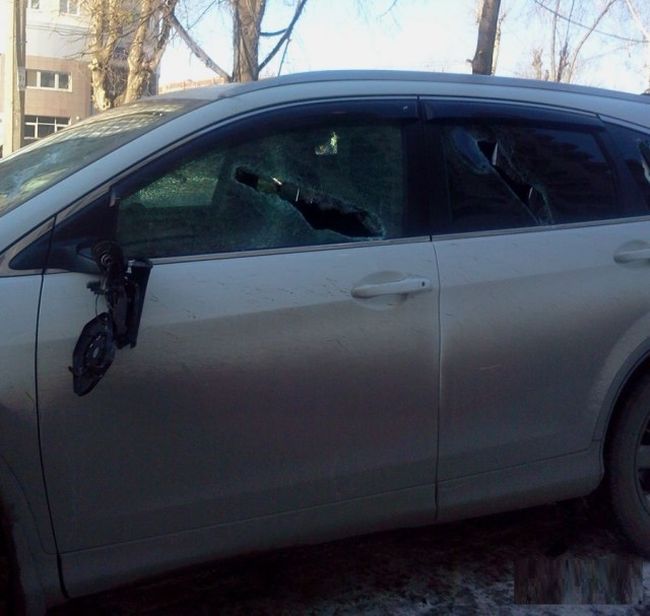 В Екатеринбурге за парковку на тротуаре повредили автомобиль (3 фото)