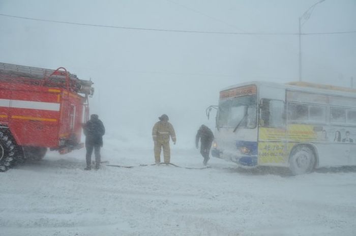 На центр Петропавловска-Камчатского обрушилась снежная лавина (11 фото)