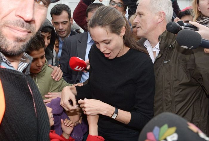 Анджелина Джоли посетила лагерь сирийских беженцев в Ливане (10 фото)