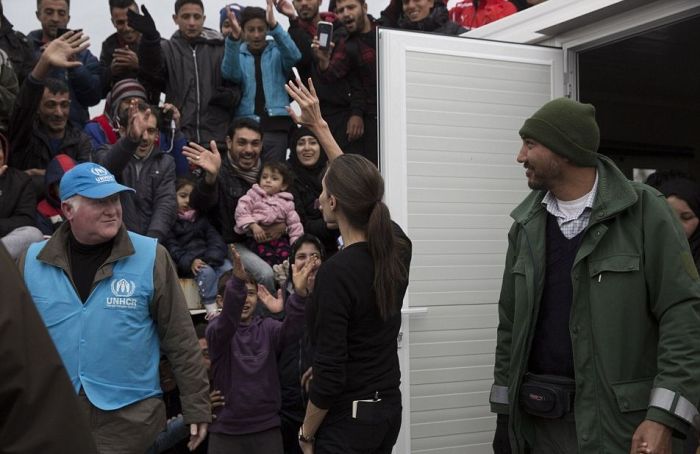Анджелина Джоли посетила лагерь сирийских беженцев в Ливане (10 фото)