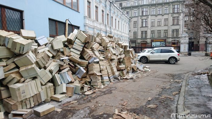 В центре Москвы выбросили документы из центрального архива КГБ (2 фото)