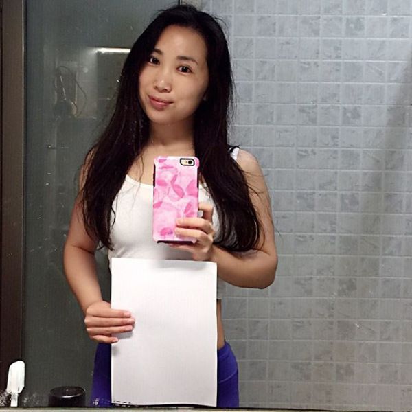 Китаянки демонстрируют стройность талии при помощи листа бумаги А4 (26 фото)