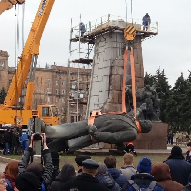 В Запорожье снесли самый большой на Украине памятник Ленину (5 фото)