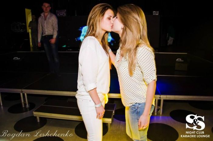 Пользователей сети возмутили снимки из ночного клуба ДНР (28 фото)