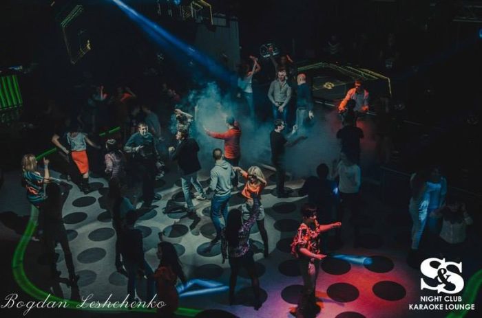 Пользователей сети возмутили снимки из ночного клуба ДНР (28 фото)