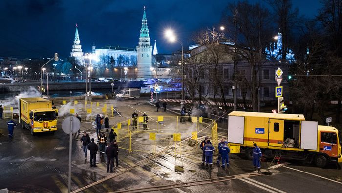 У московского Кремля троллейбус частично провалился в яму с кипятком (6 фото)