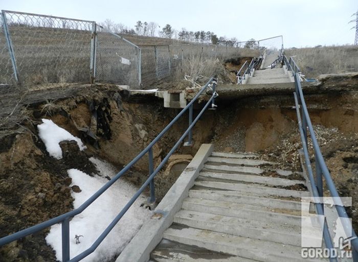 В Тольятти обрушилась лестница на набережной, построенной всего 4 года назад (4 фото + видео)