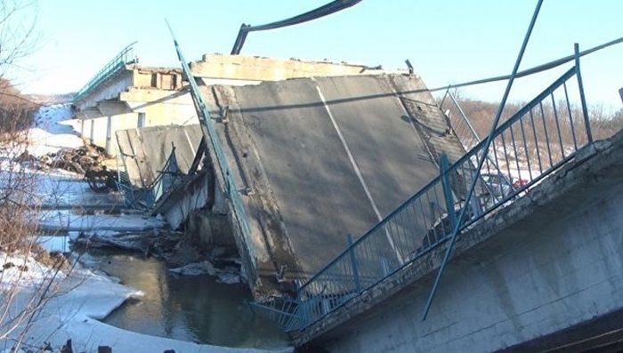 В Приморье обрушился еще один мост (3 фото + видео)