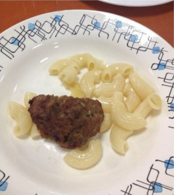 В Рязани ученика заставили извиняться за публикацию фотографии школьного обеда (2 фото)