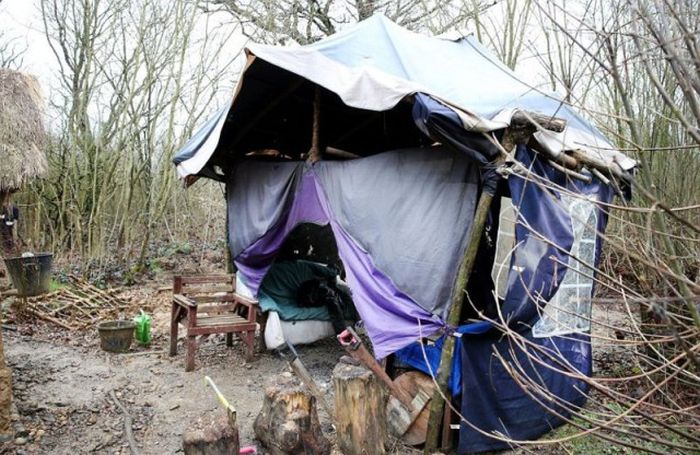 Британского бездомного, построившего мазанку в лесу, выгоняют из дома (9 фото)