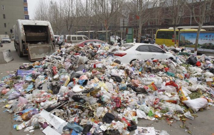Китайские мусорщики по-своему проучили автомобилиста (5 фото)