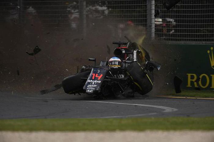 Фернандо Алонсо чудом не пострадал в серьезной аварии на Гран-при Австралии (20 фото + видео)