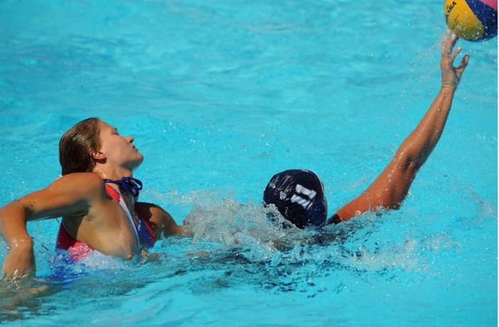 Пикантные моменты в водных видах спорта (15 фото)