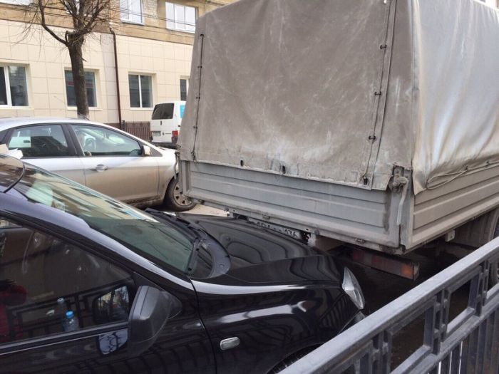 В Воронеже пьяный водитель скорой помощи протаранил шесть автомобилей (6 фото + видео)
