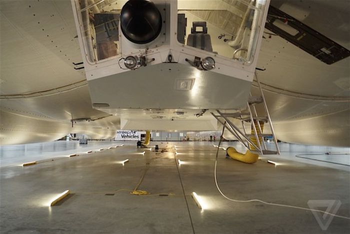 Самый большой в мире дирижабль Airlander 10 готовят к летным испытаниям (20 фото)
