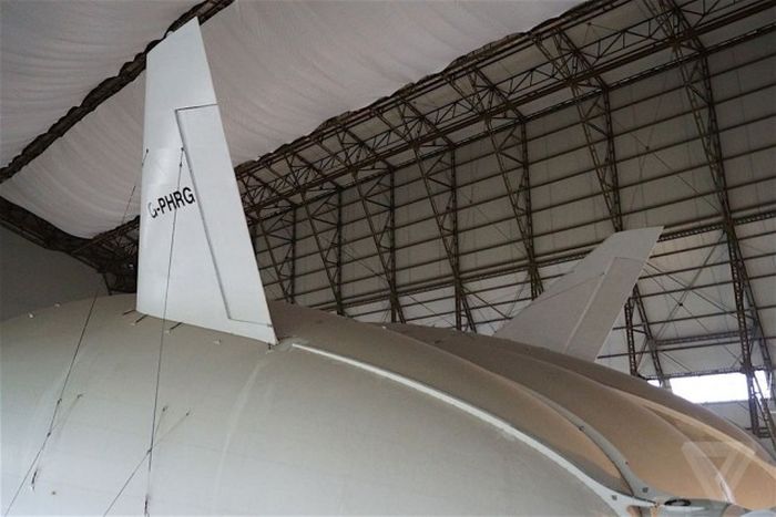 Самый большой в мире дирижабль Airlander 10 готовят к летным испытаниям (20 фото)