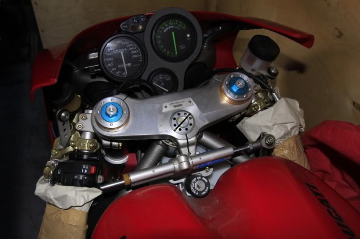 Забытый владельцем мотоцикл Ducati 996R простоял более 10 лет в заводском боксе (10 фото)