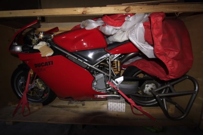 Забытый владельцем мотоцикл Ducati 996R простоял более 10 лет в заводском боксе (10 фото)