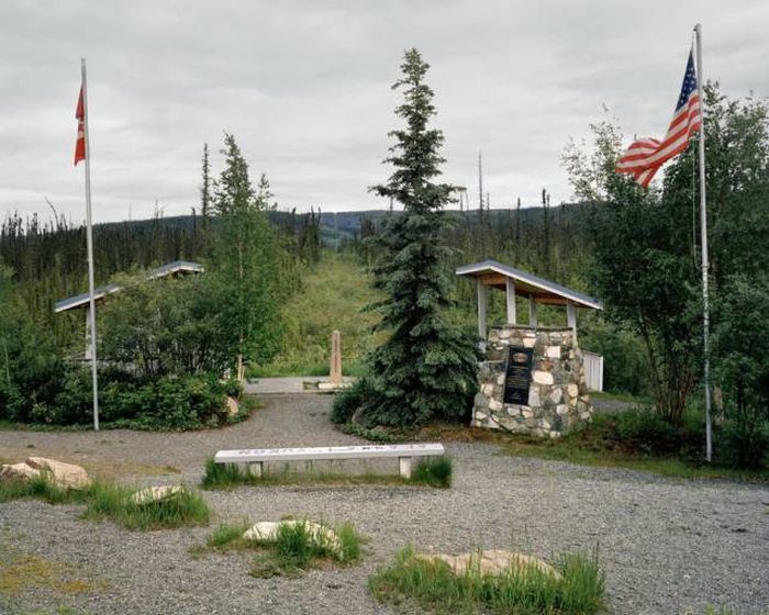 Необычные фото границы между США и Канадой (16 фото)