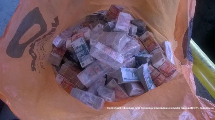 Украинец пытался ввезти в Россию 500 миллионов рублей в бензобаке автомобиля (4 фото)