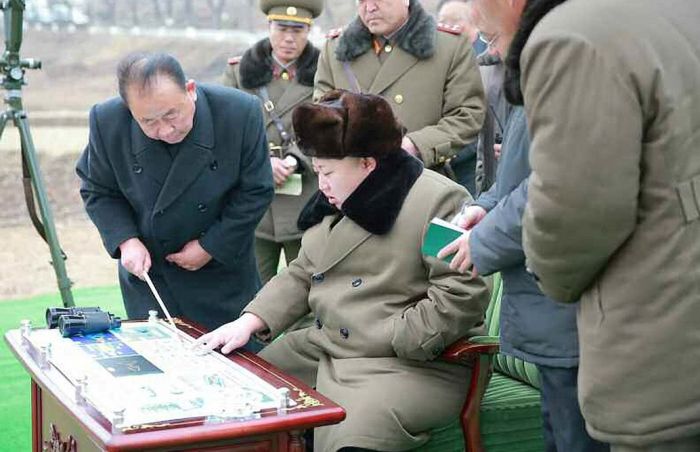 Ким Чен Ын принимает испытания по степени защиты боеголовки (6 фото)