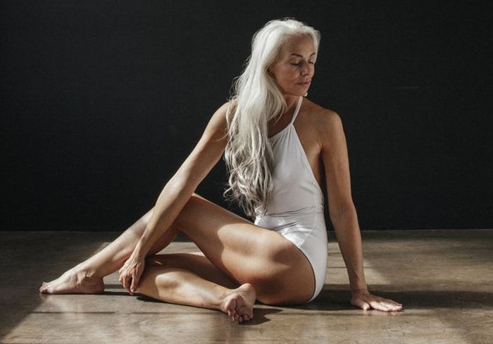 60-летняя модель Ясмина Росси снялась в рекламе купальников (7 фото)