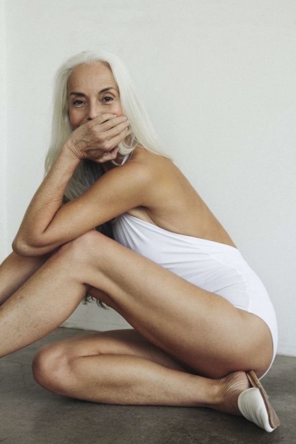 60-летняя модель Ясмина Росси снялась в рекламе купальников (7 фото)