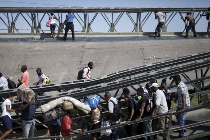 Бесстрашные жители Гаити пользуются обвалившимся мостом (7 фото)