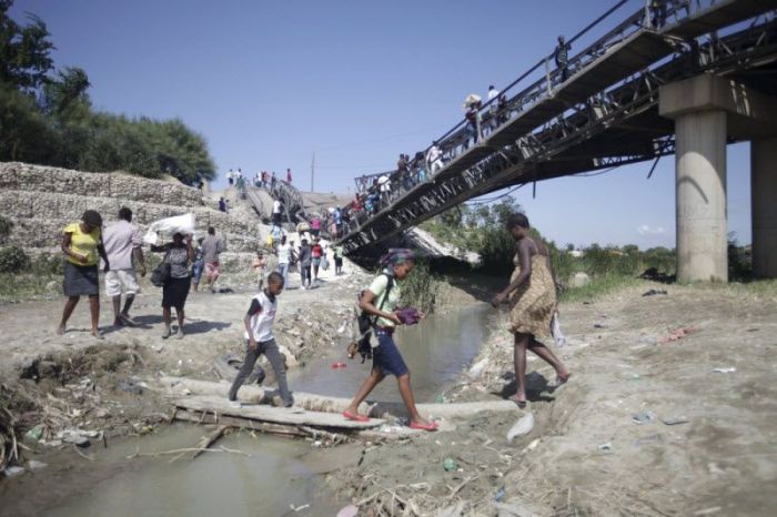 Бесстрашные жители Гаити пользуются обвалившимся мостом (7 фото)